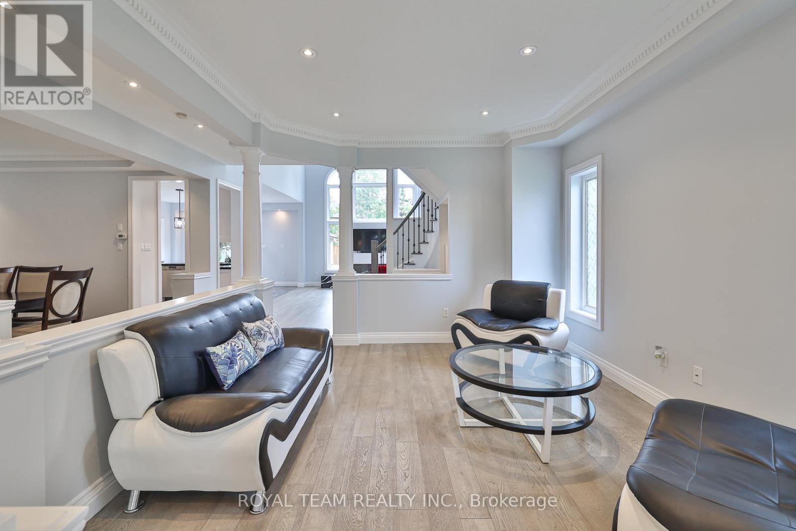 2 GLEAVE COURT