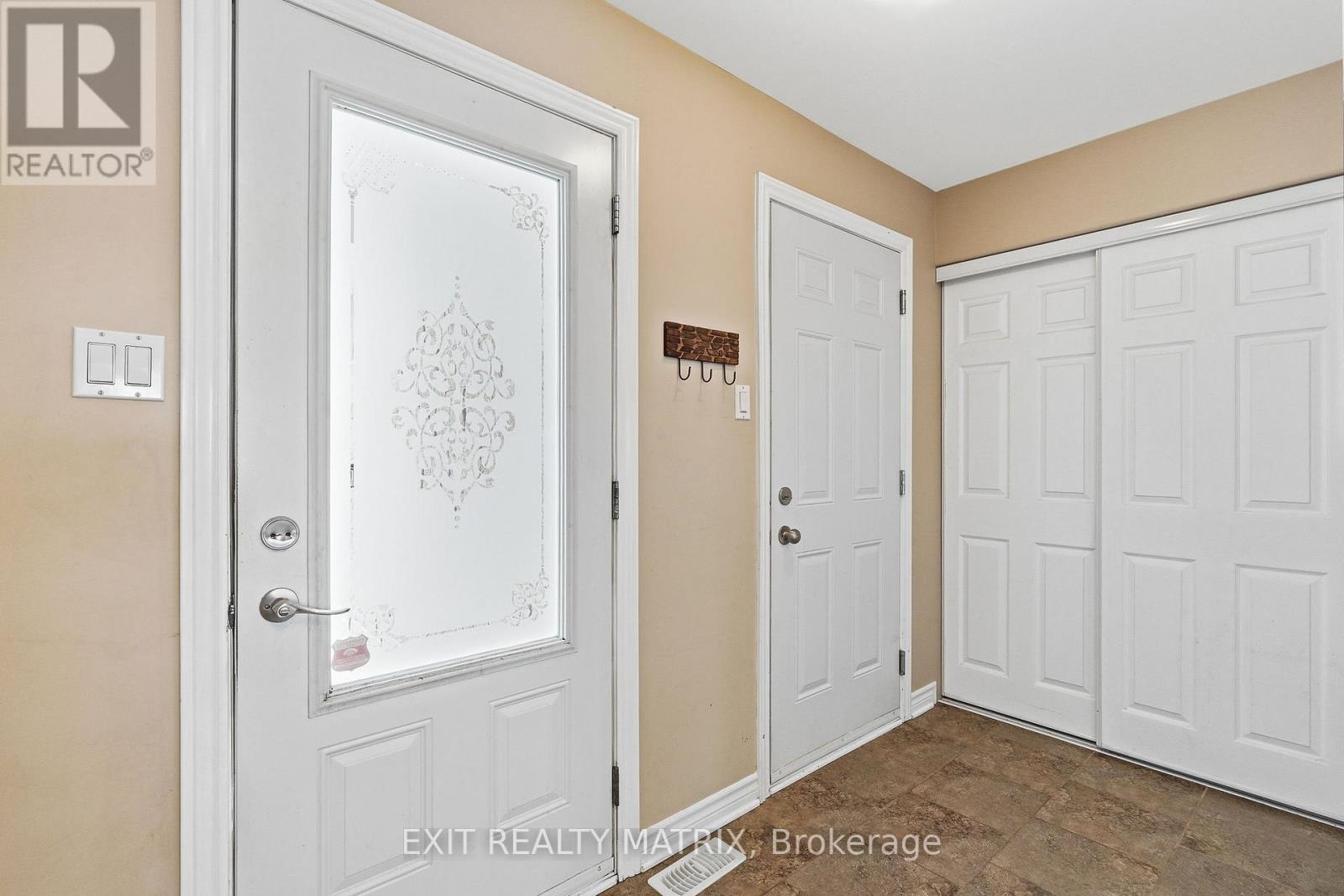 109 ROYAL COURT - Photo 3