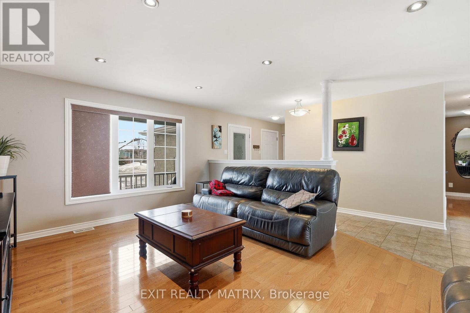 109 ROYAL COURT - Photo 4
