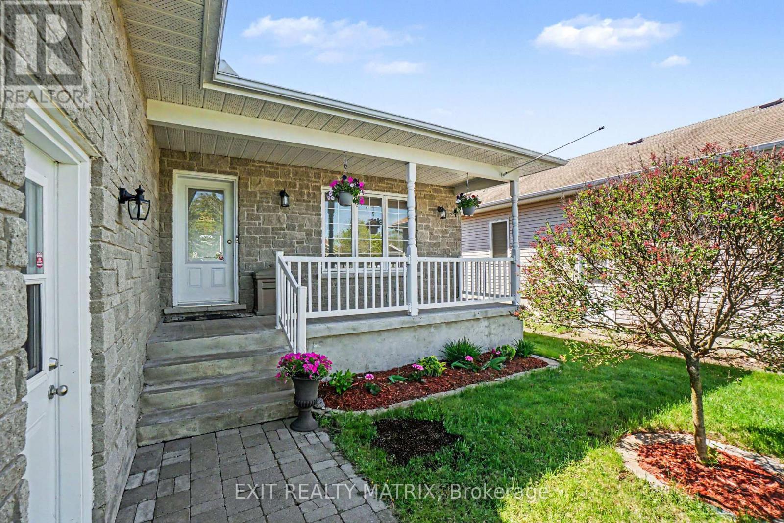109 ROYAL COURT - Photo 2