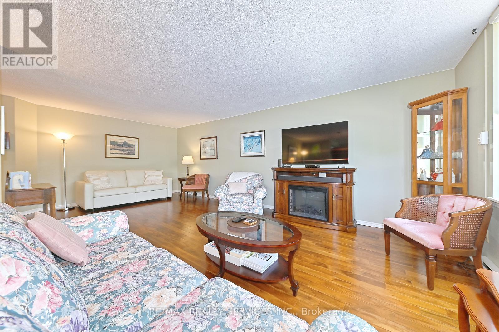 402 - 58 CHURCH STREET E