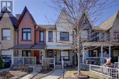 82 UXBRIDGE Avenue Toronto ON M6N2Y2