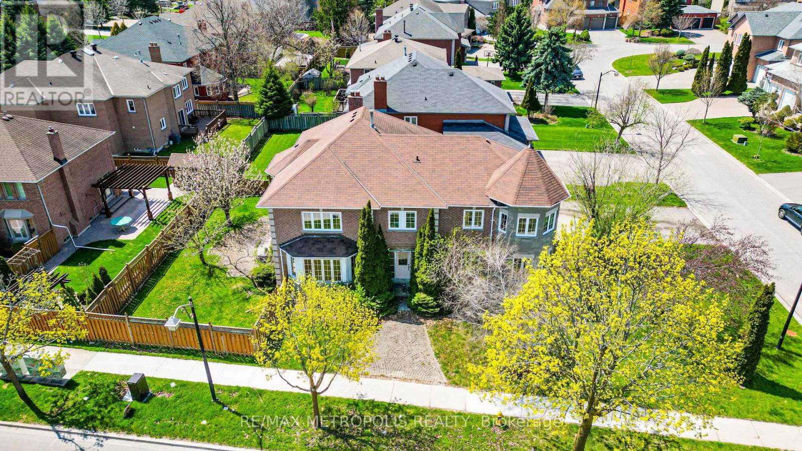 2 SCHOONER COURT