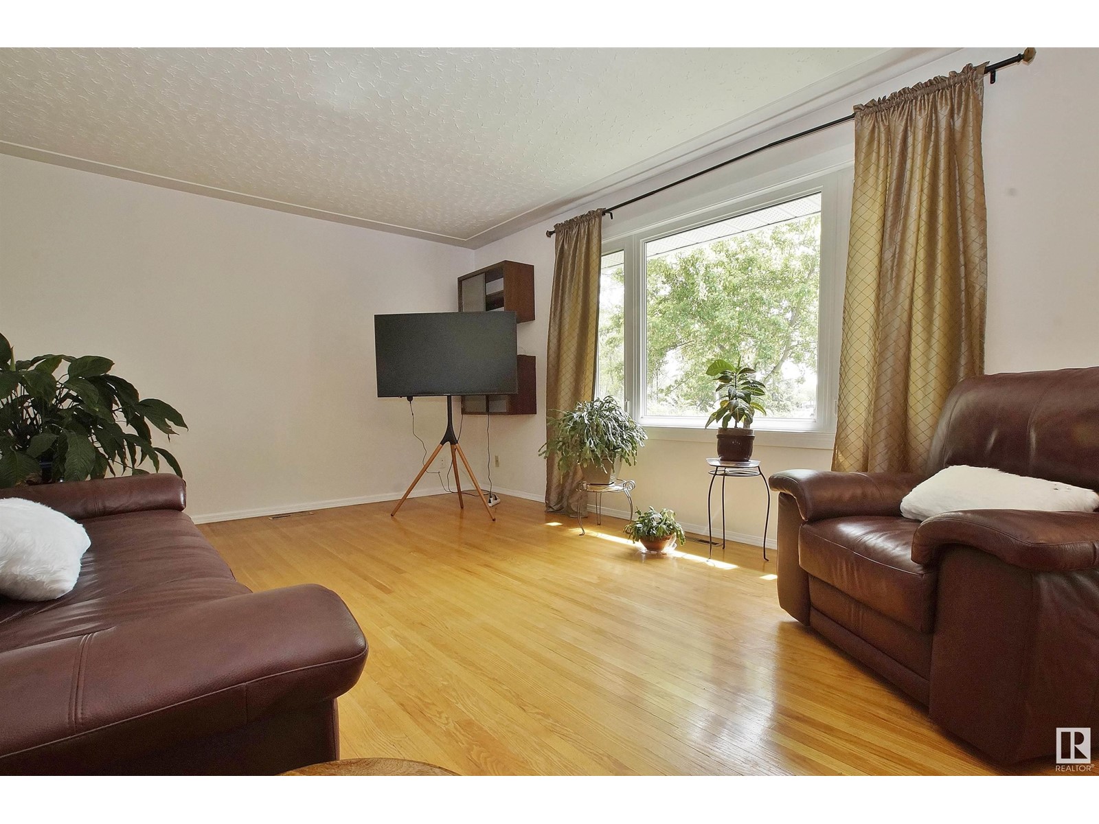 10520 130 AV NW