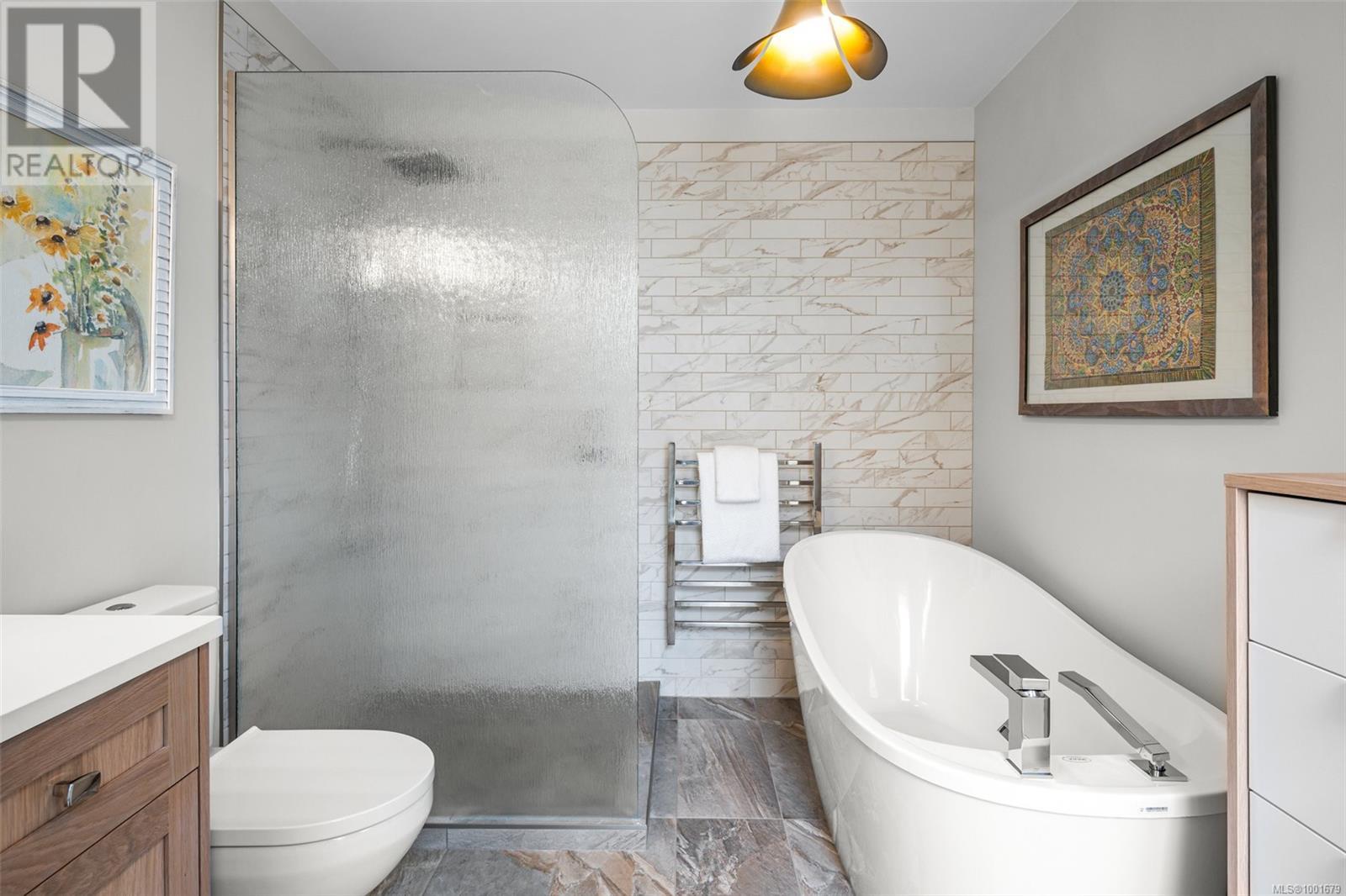 1 370 Waterfront Cres
