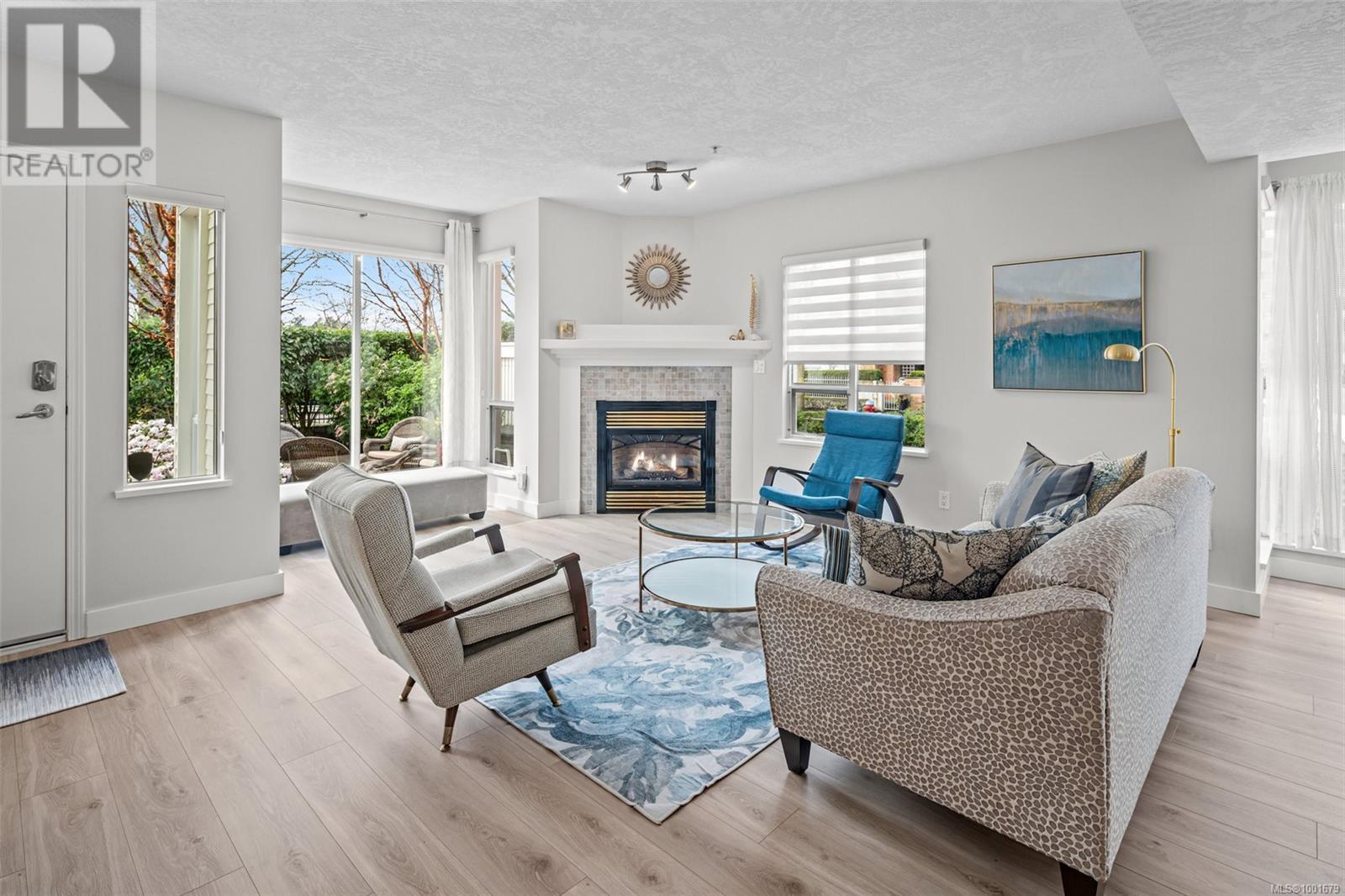 1 370 Waterfront Cres