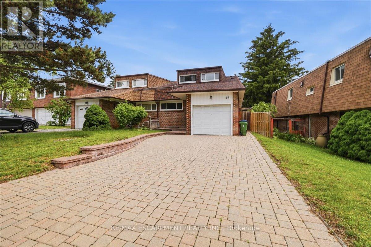 Photo 1 of 34 — 19 PICOLA COURT, Toronto (Hillcrest Village), ON M2H2N2