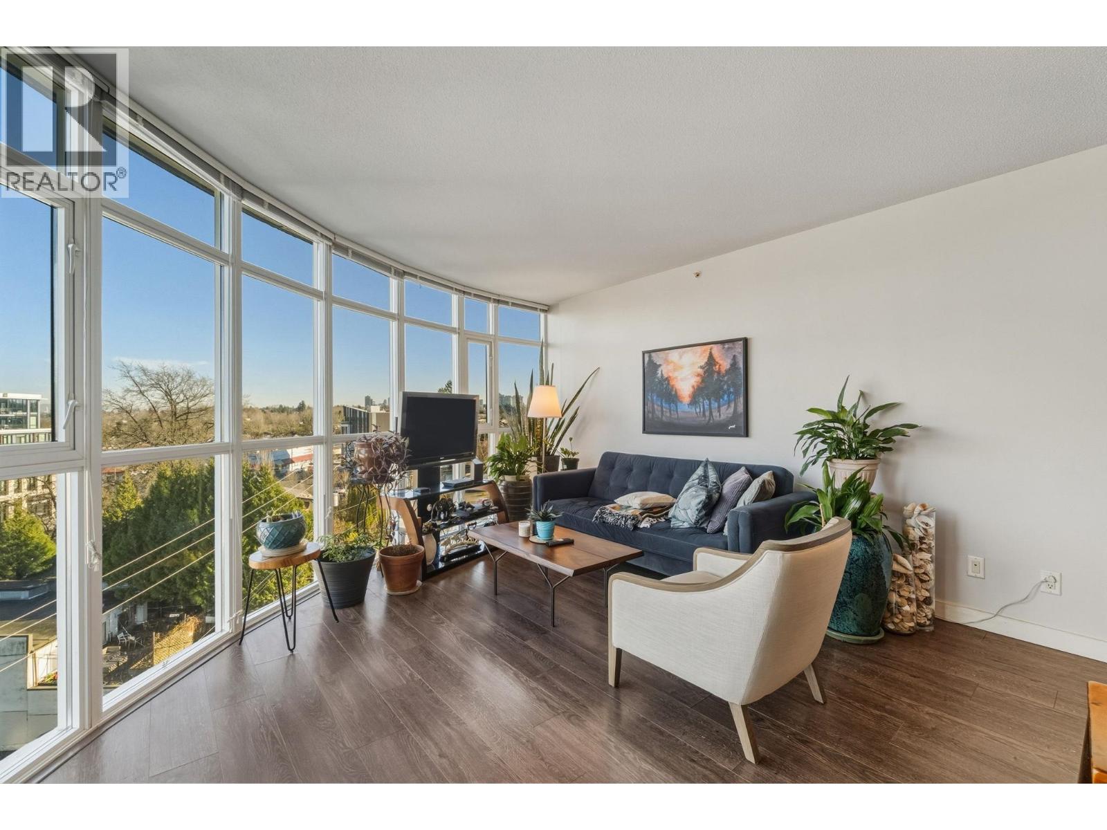 751 1483 E KING EDWARD AVENUE