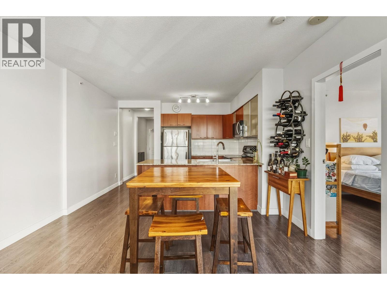 751 1483 E KING EDWARD AVENUE