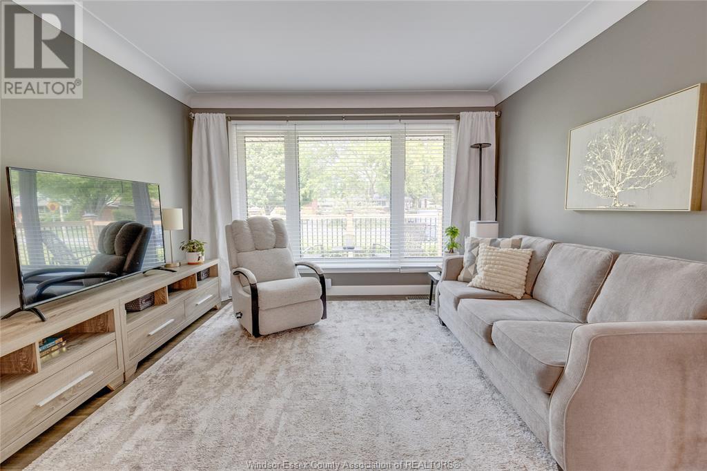 4055 MOUNT ROYAL