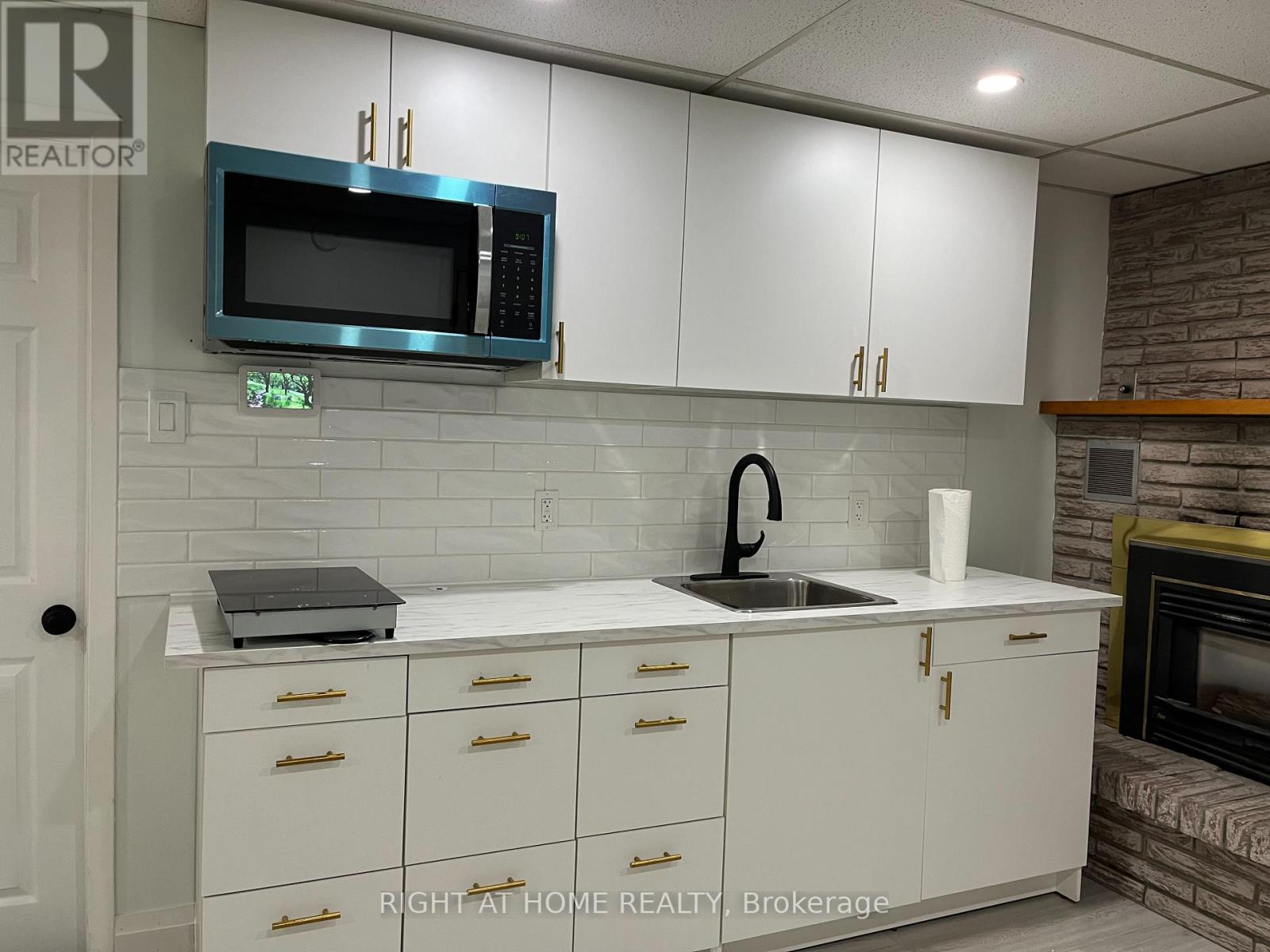 UNIT 2 - 210 SPEEDVALE AVENUE E