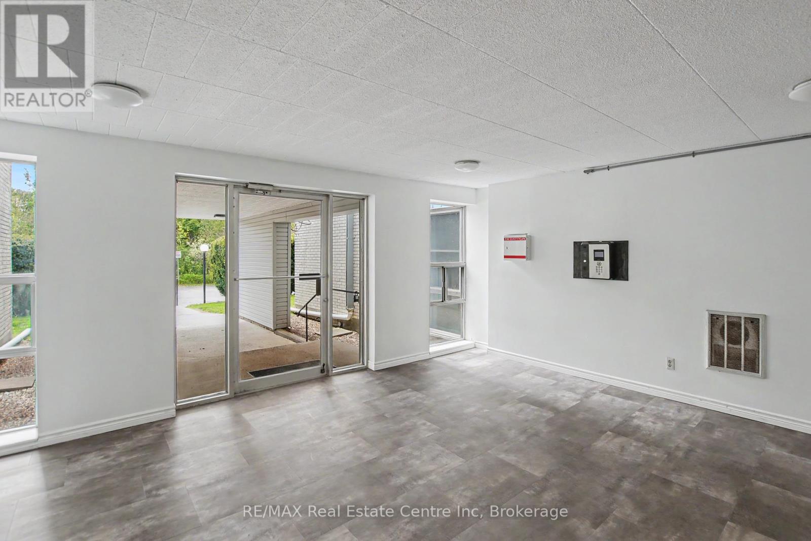 412 - 105 CONROY CRESCENT
