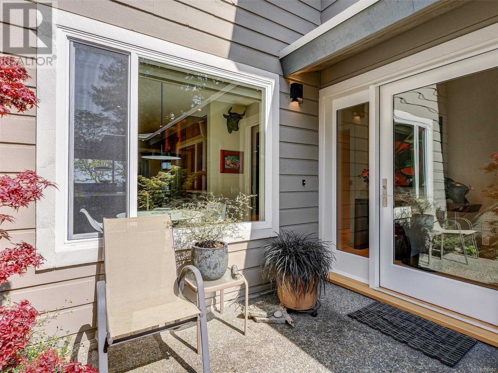 603 2829 Arbutus Rd