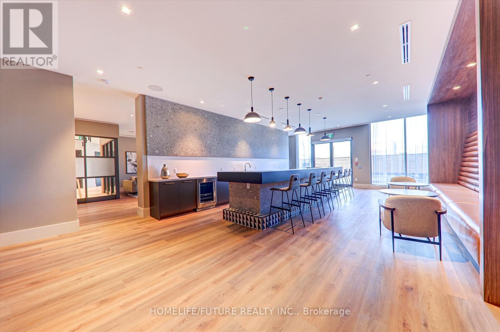 1402 - 2545 SIMCOE STREET N