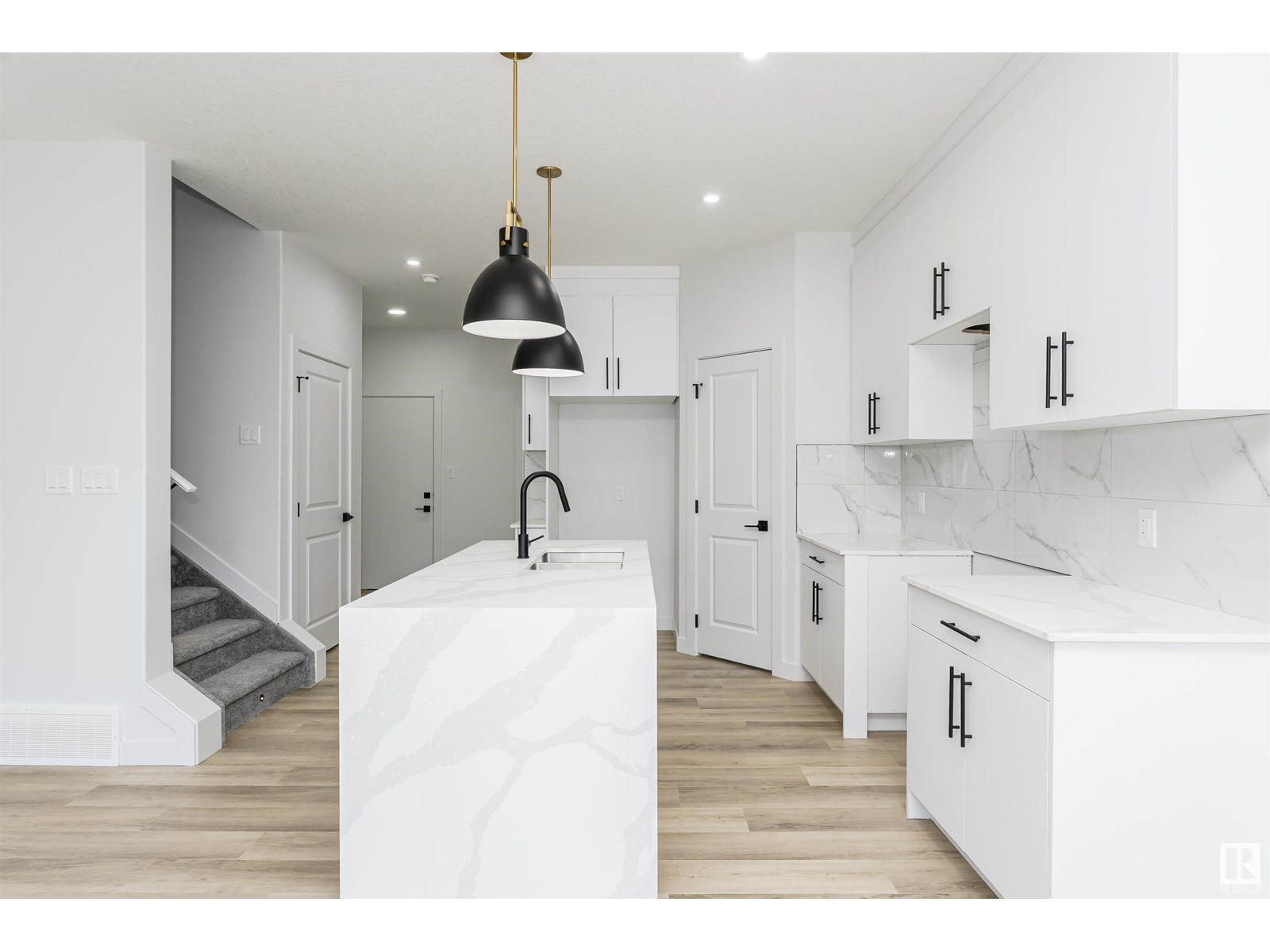 8723 181 AV NW NW