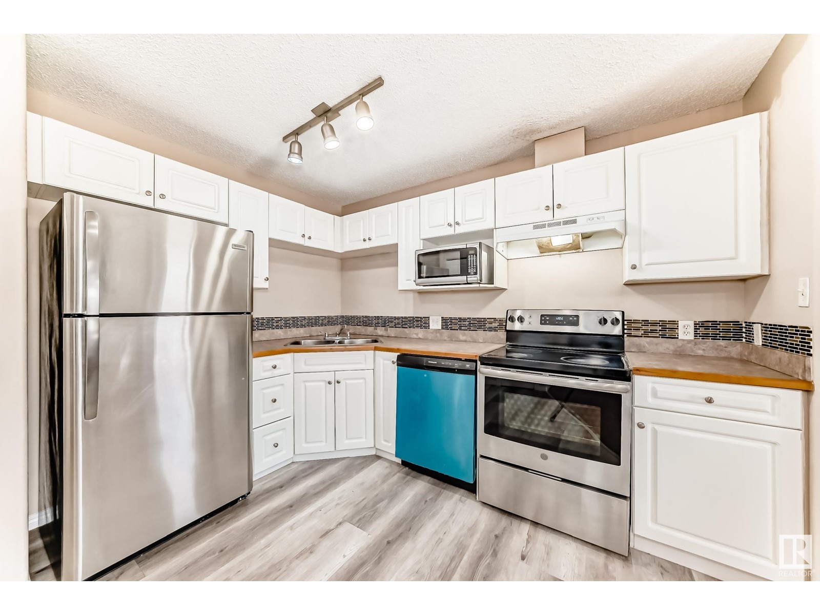 #135 3425 19 ST NW