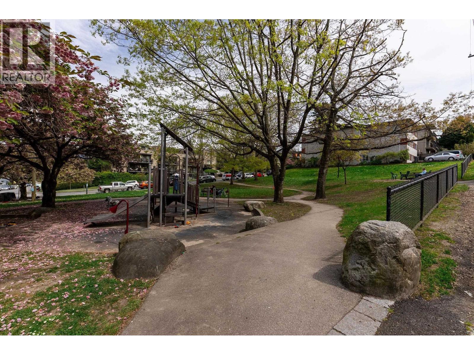 832 SALSBURY DRIVE