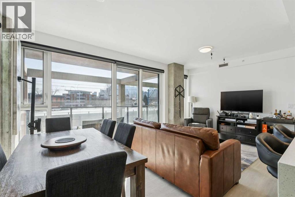 211, 327 9A Street NW