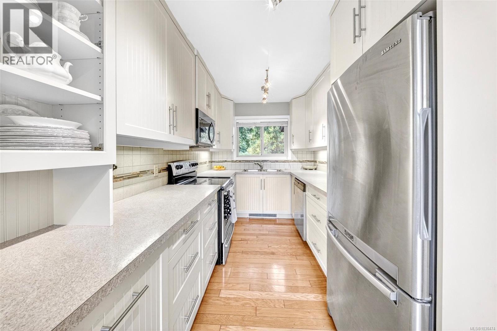 1 946 Selkirk Ave
