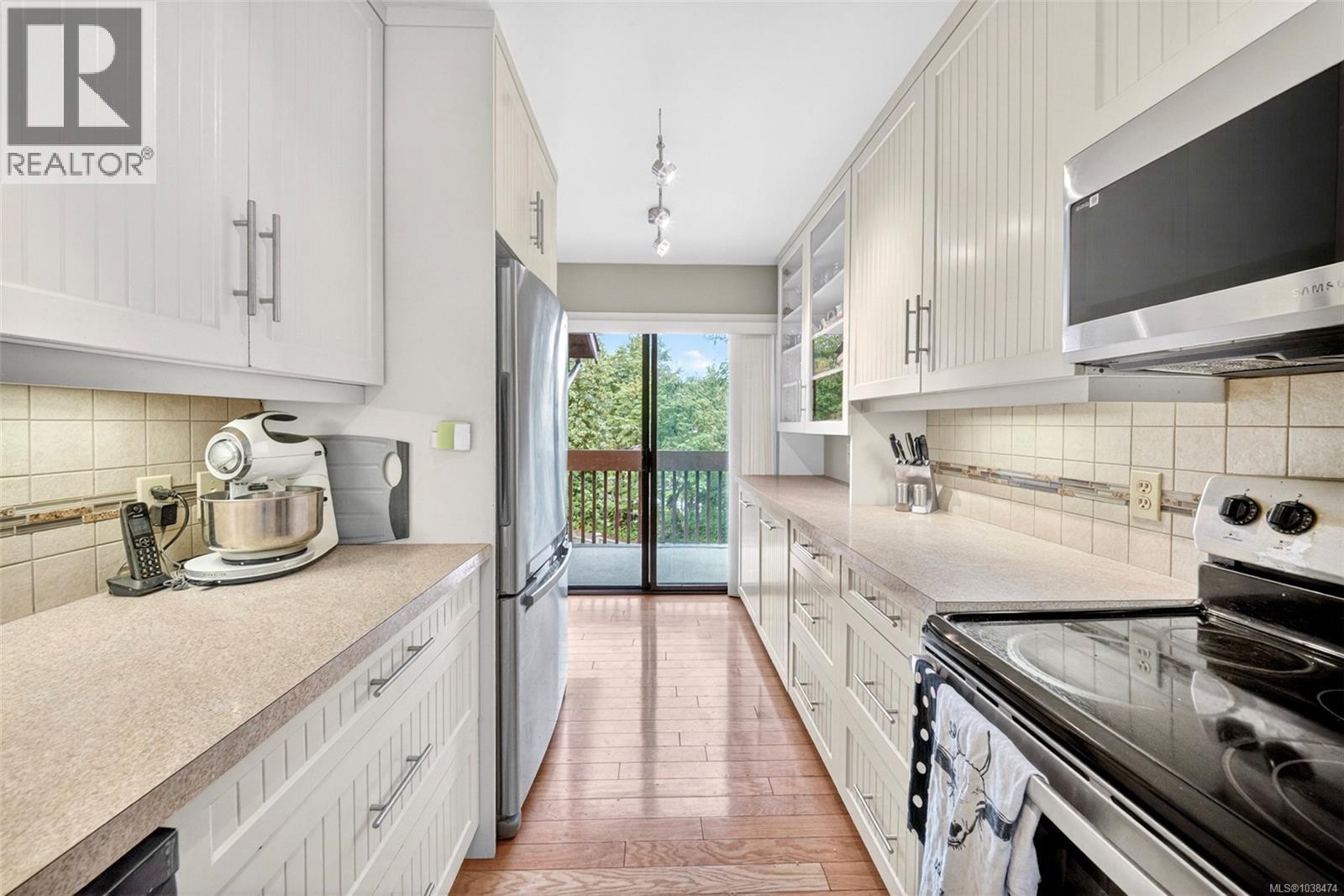 1 946 Selkirk Ave