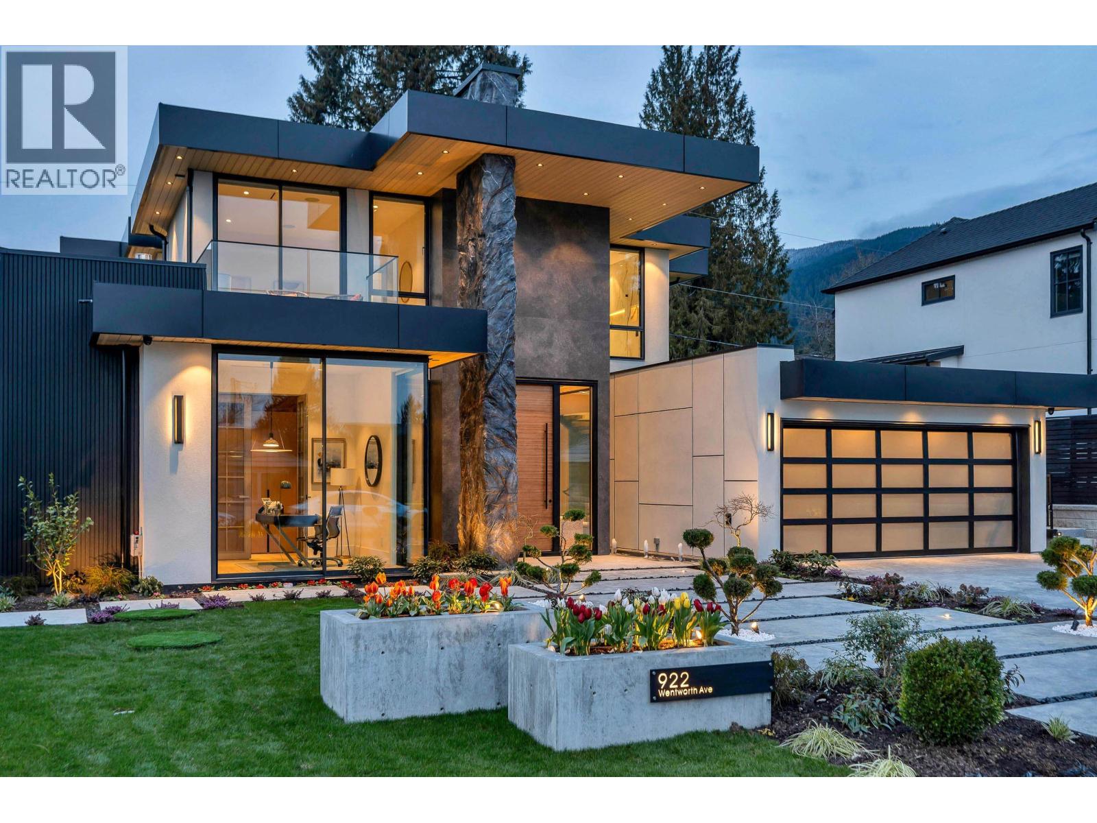 922 WENTWORTH AVENUE