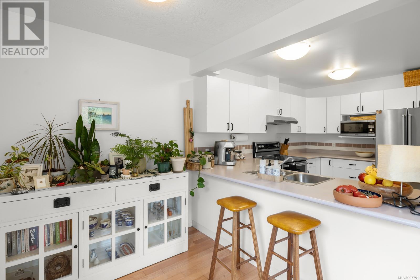 10 4580 West Saanich Rd