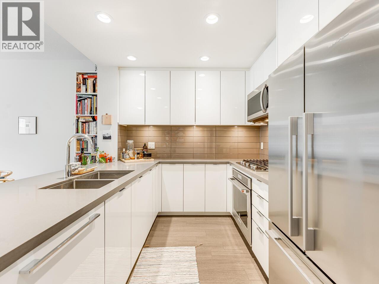 412 255 W 1ST STREET