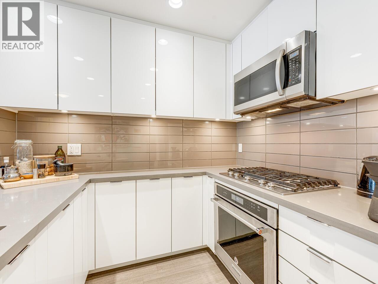 412 255 W 1ST STREET