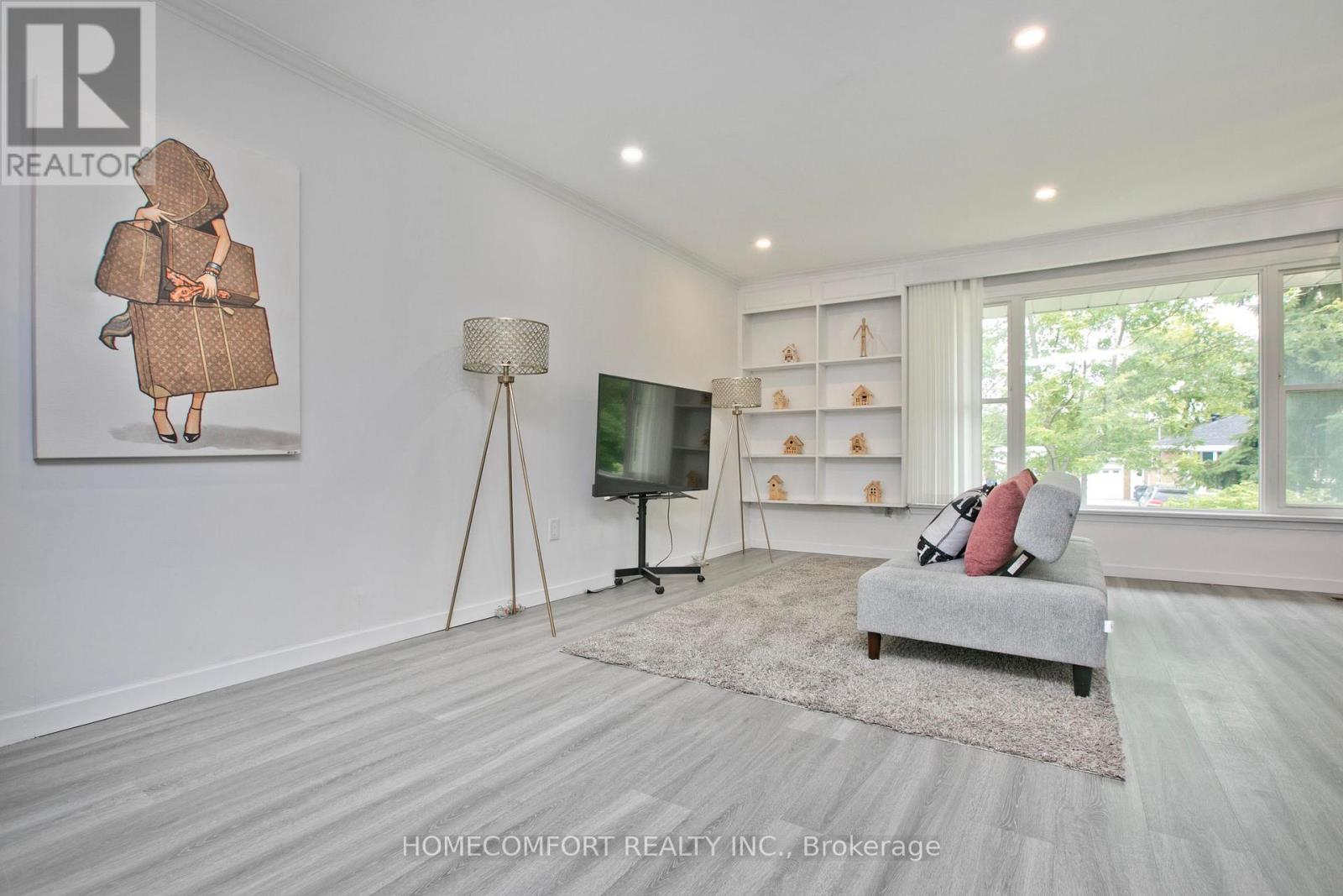 Photo 1 of 32 — 19 BEACHAM CRESCENT, Toronto (Tam O'Shanter-Sullivan), ON M1T1M9