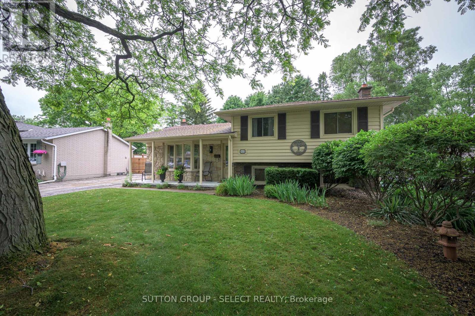 634 DUNBOYNE CRESCENT