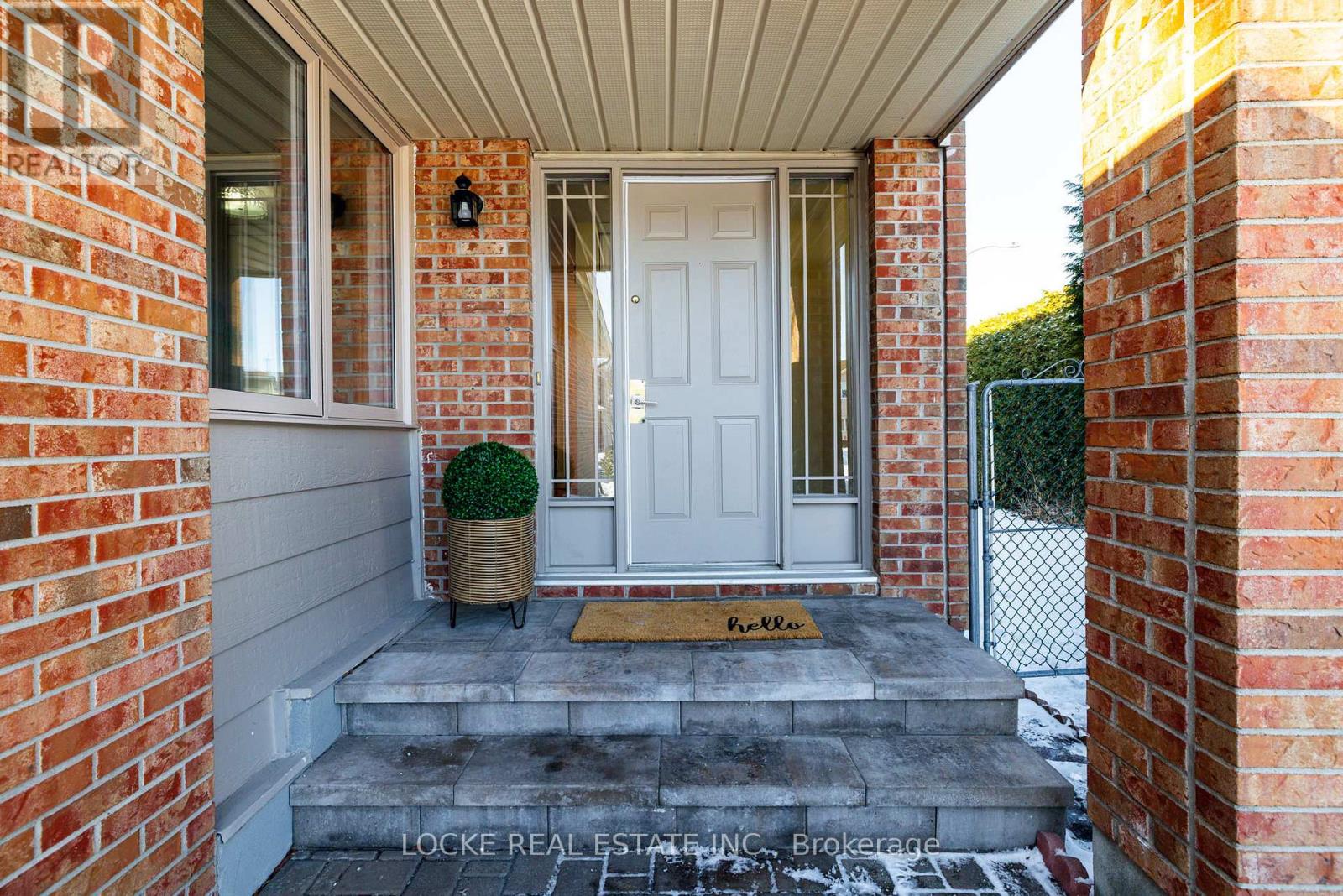 6096 MEADOWHILL CRESCENT