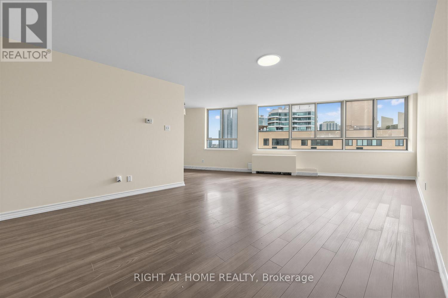 1906 - 260 QUEENS QUAY W