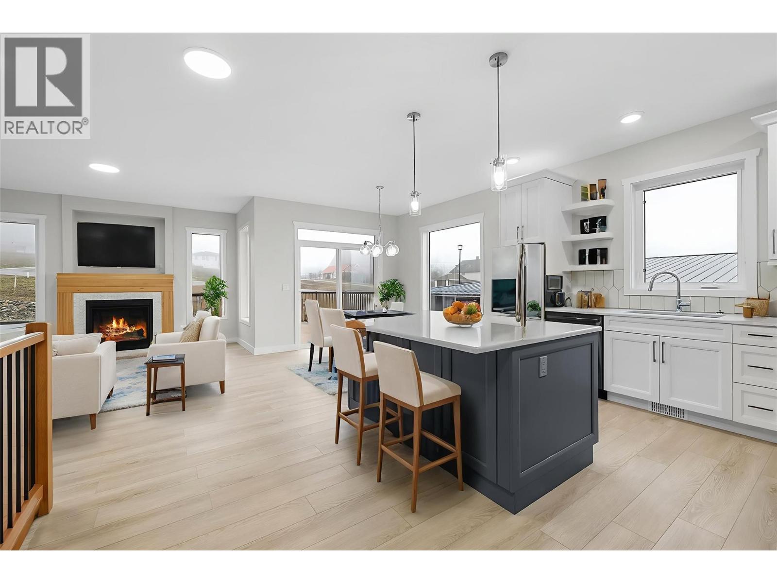 712 Mountain View Crescent