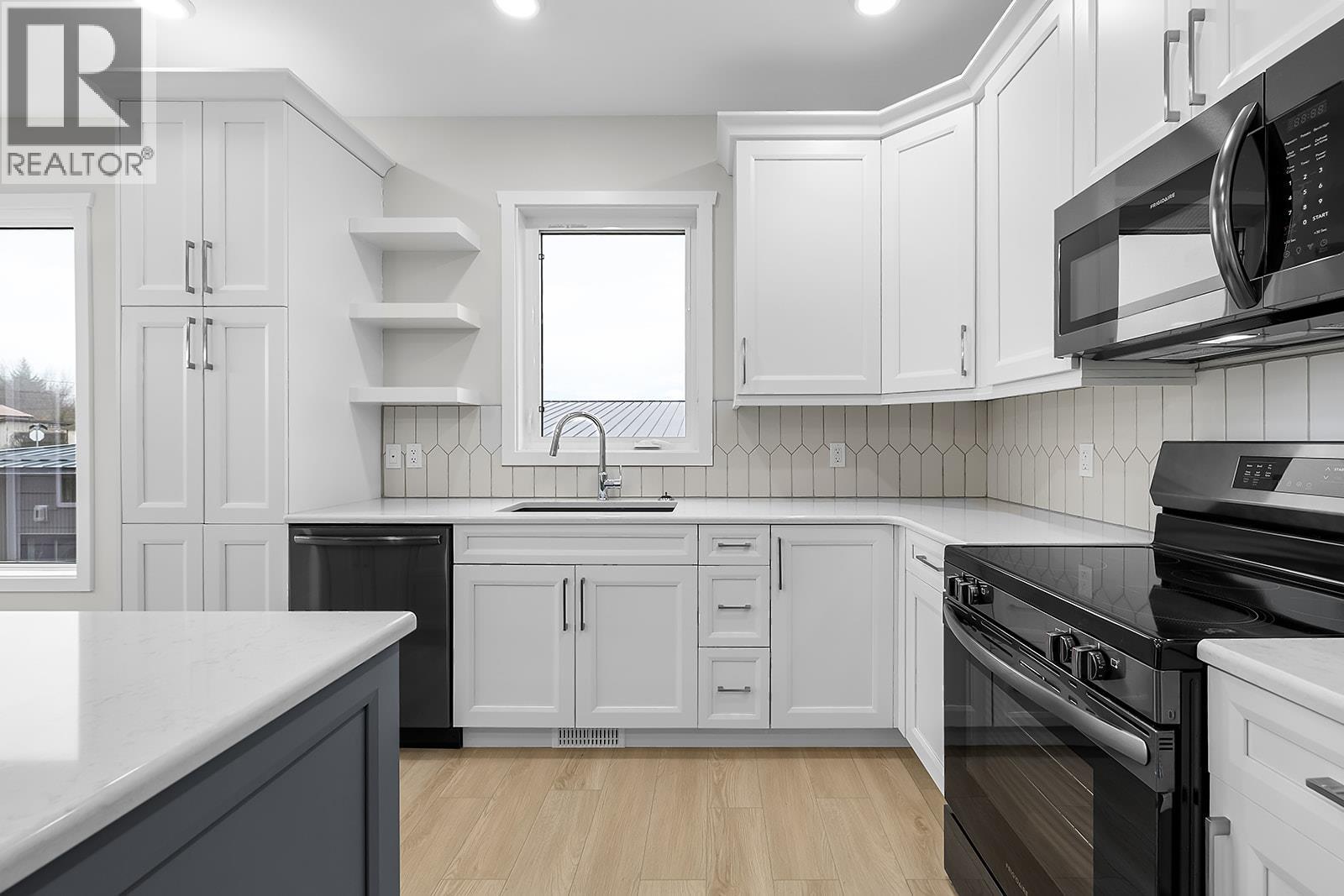 712 Mountain View Crescent