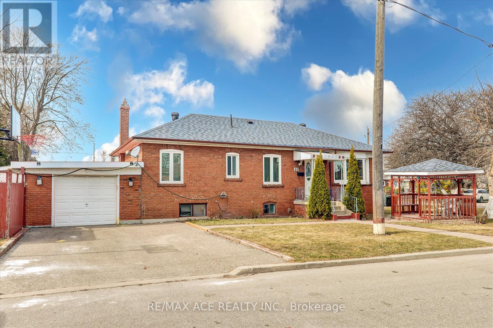 40 LOMBARDY CRESCENT