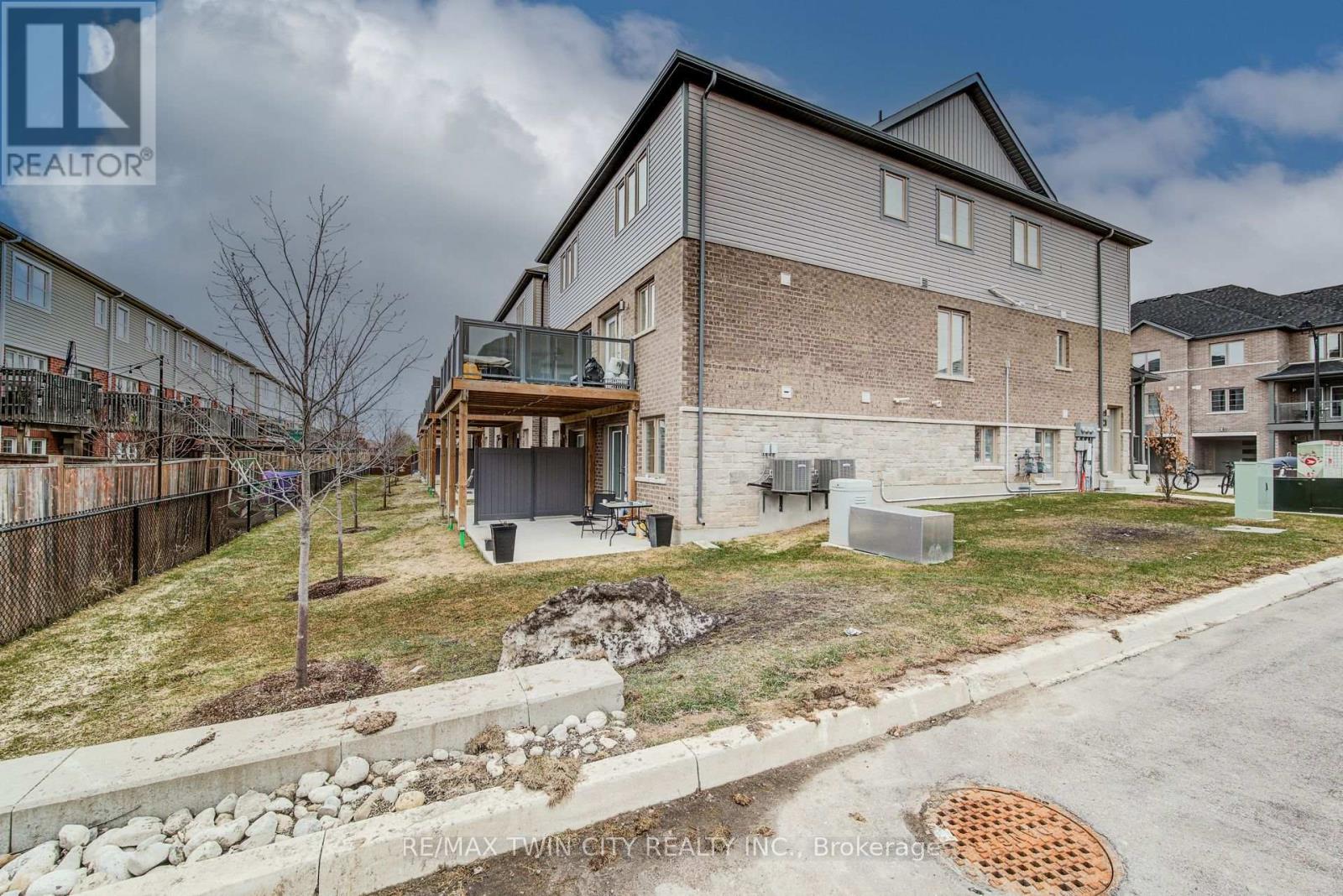 35 - 205 WEST OAK TRAIL