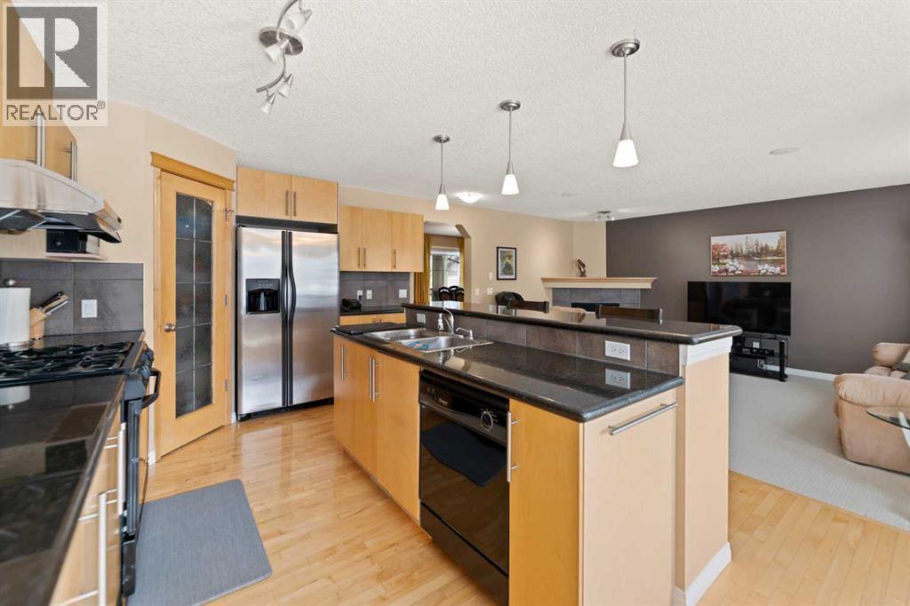 43 Cougarstone Court SW