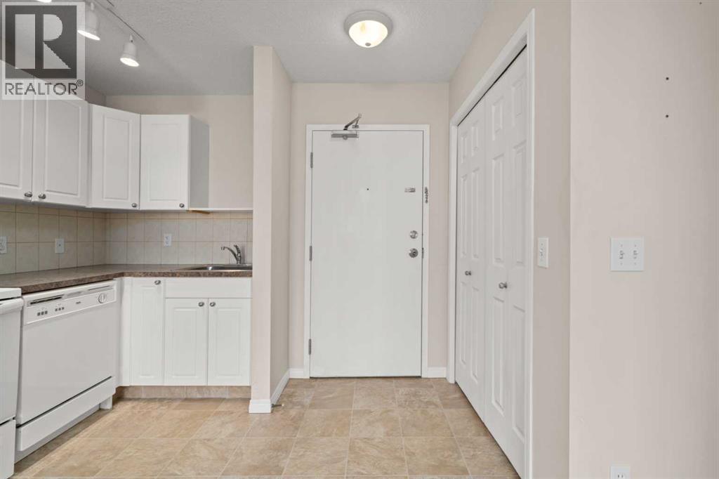 208, 1010 Railway Street