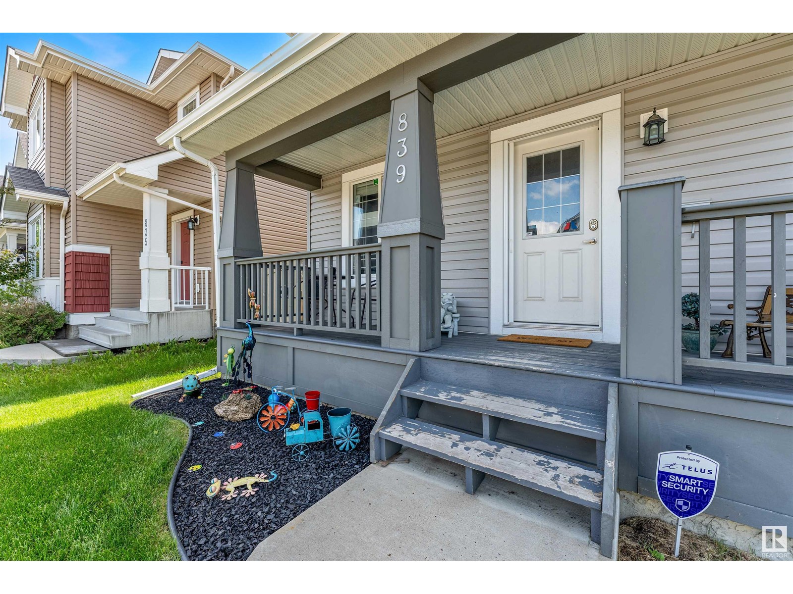 839 37 AV NW