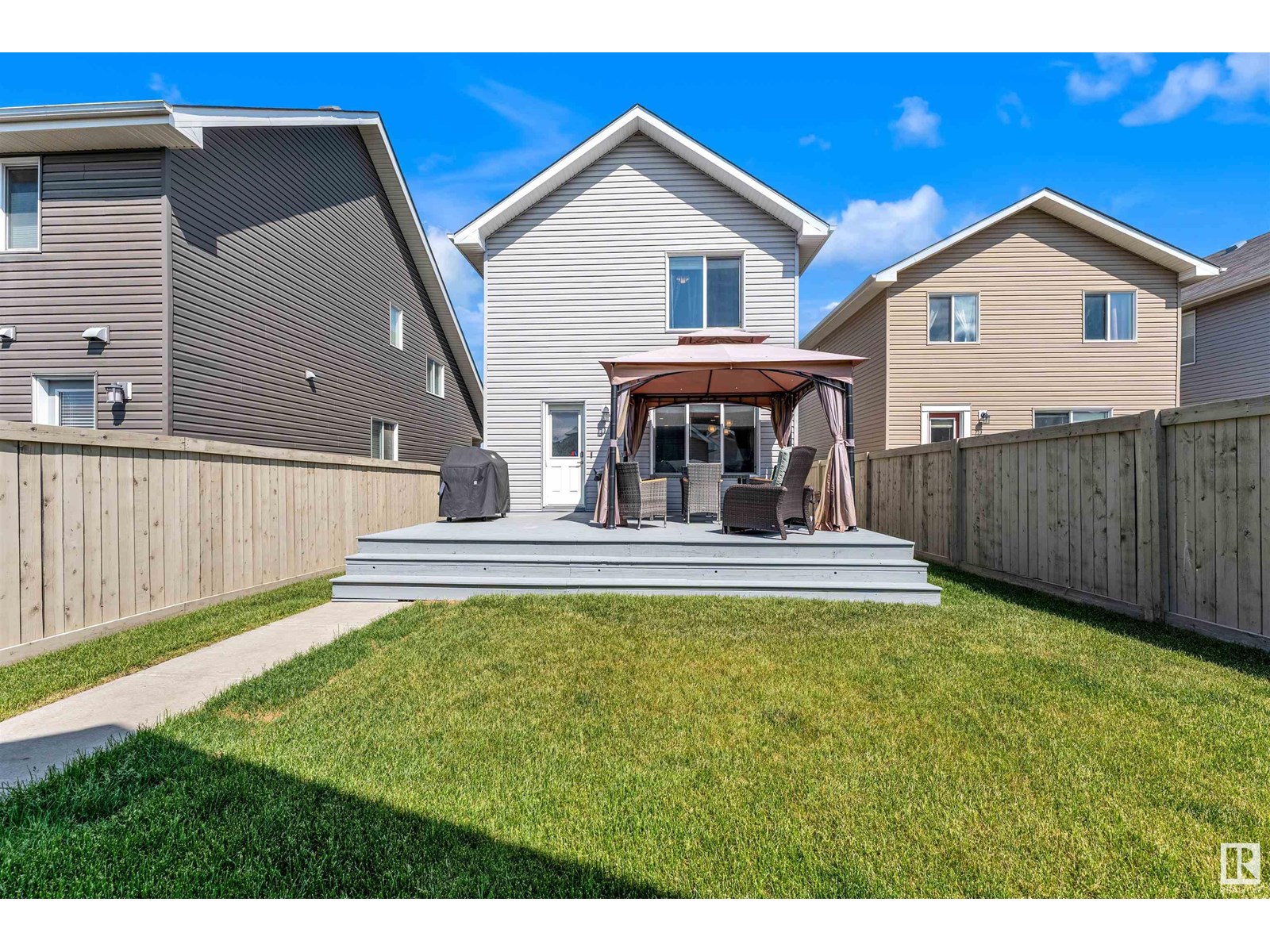 839 37 AV NW