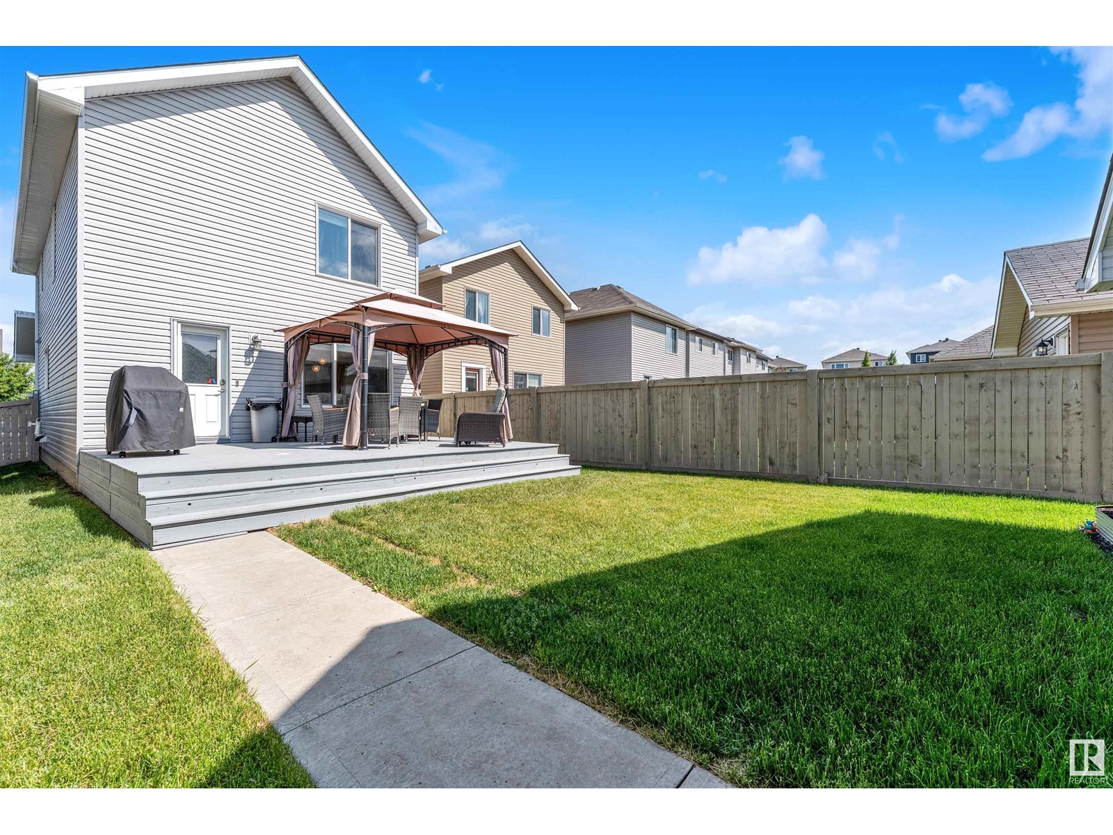 839 37 AV NW