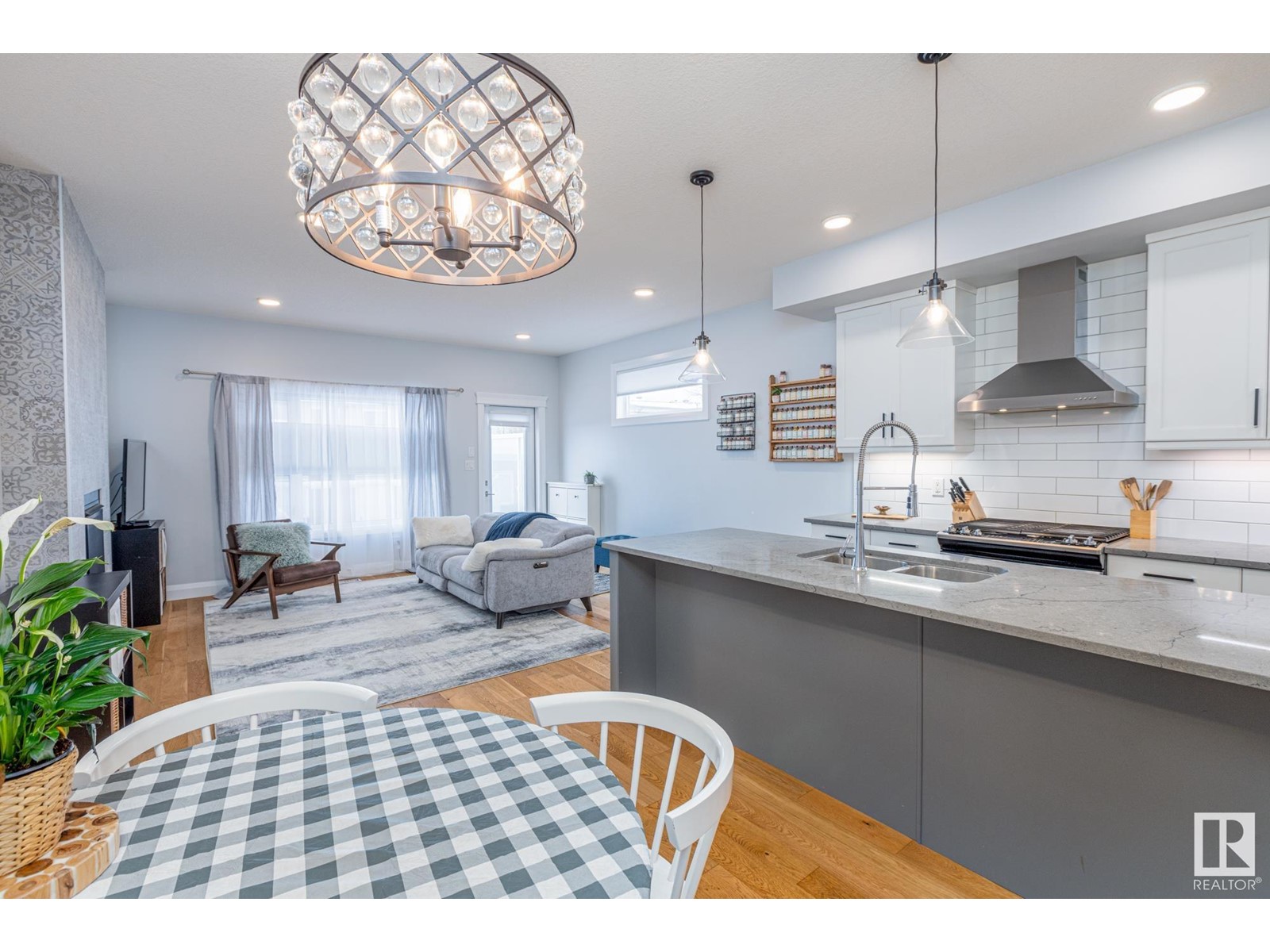 8534 81 AV NW