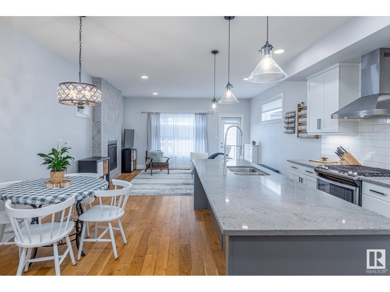 8534 81 AV NW