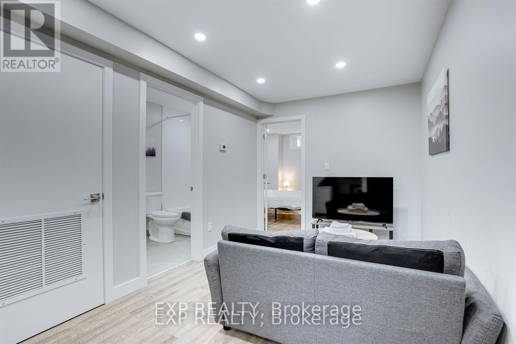 1 - 104 WELLINGTON STREET N