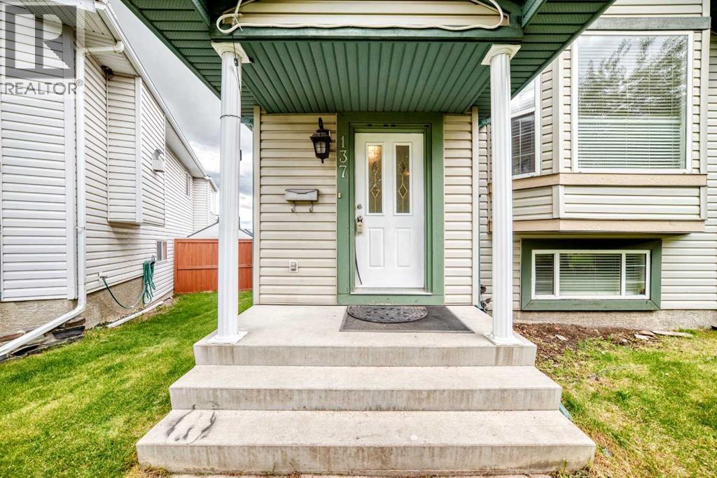 137 Erin Meadow Bay SE