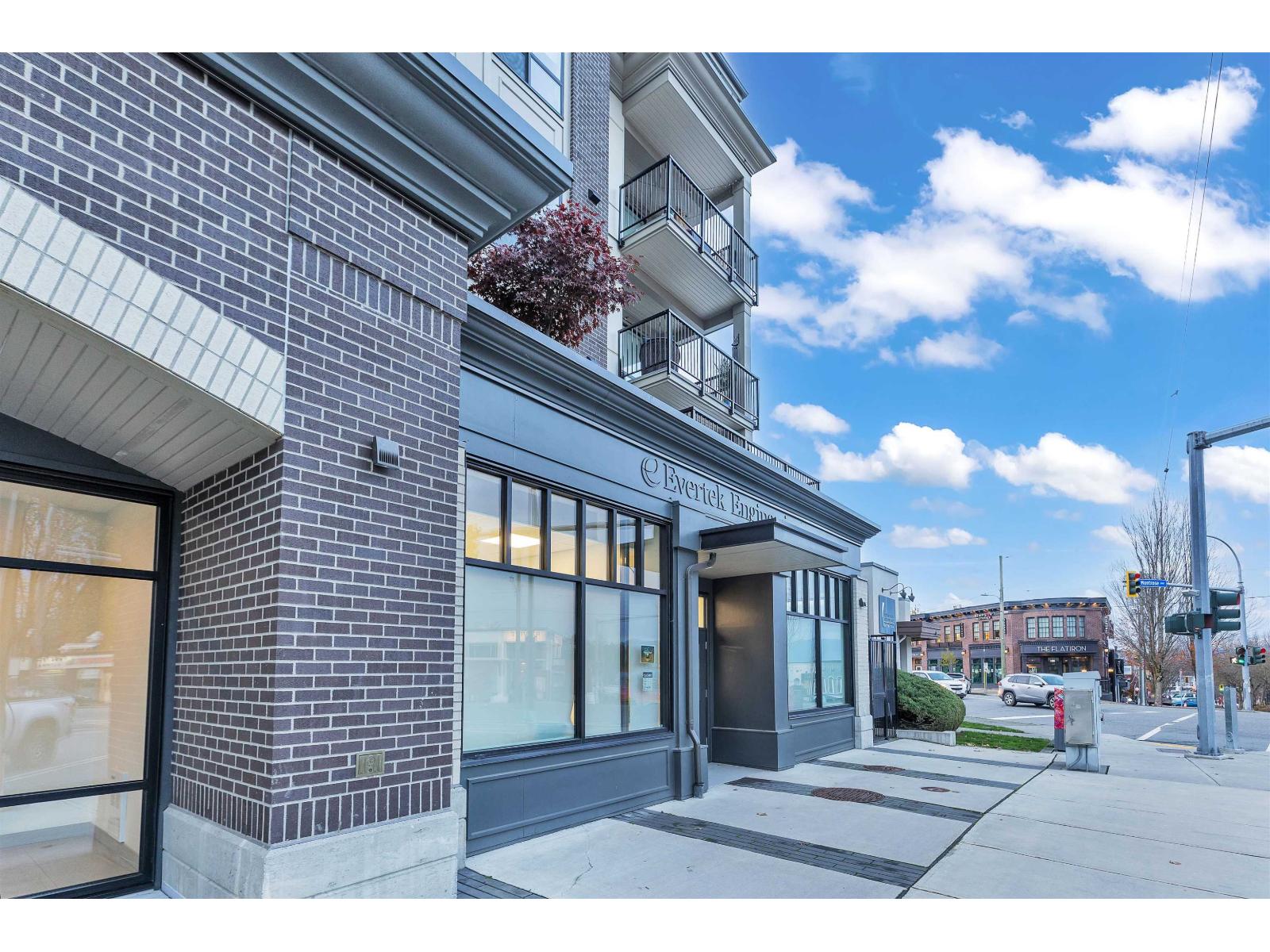 101 2493 MONTROSE AVENUE