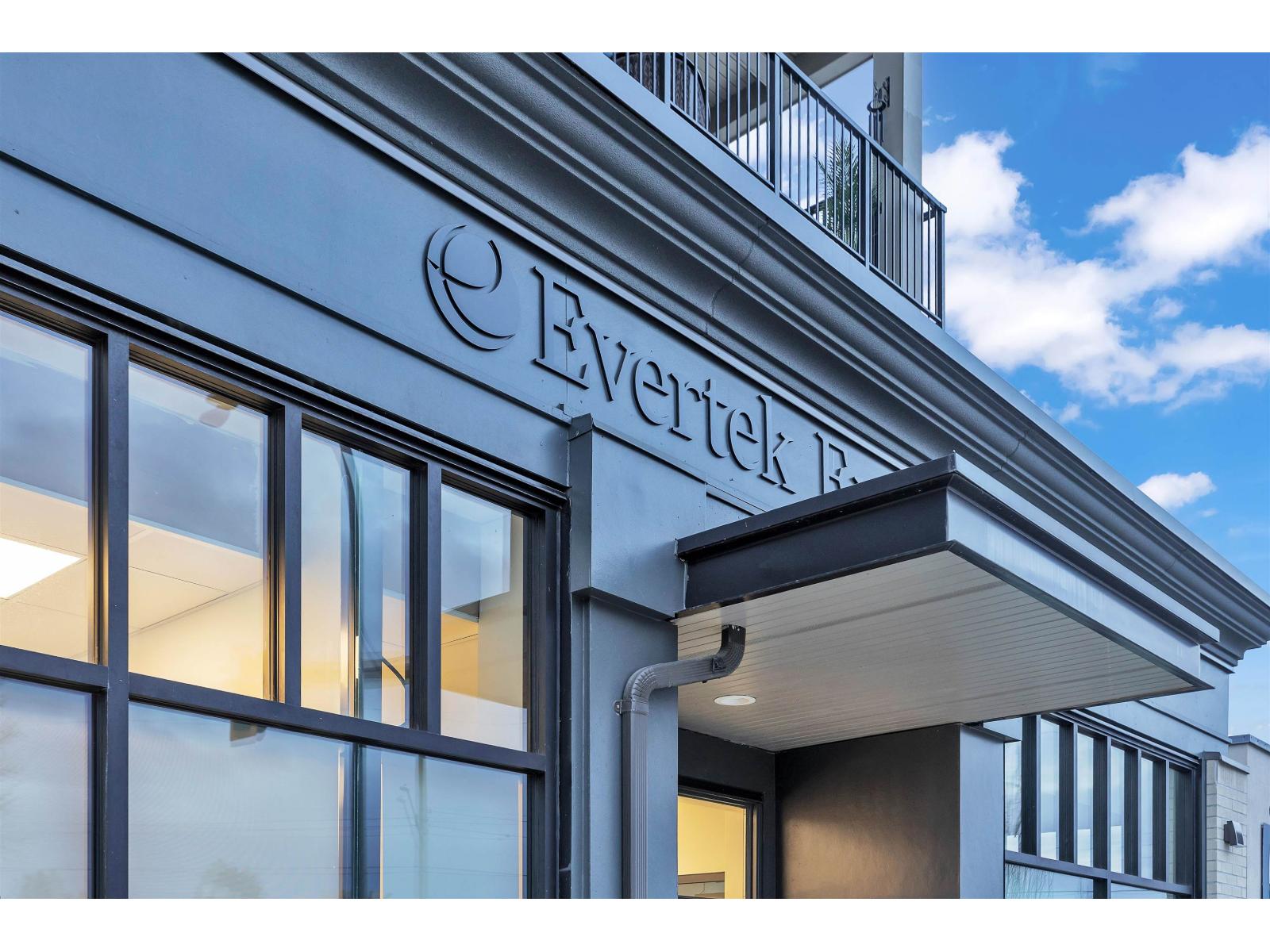 101 2493 MONTROSE AVENUE