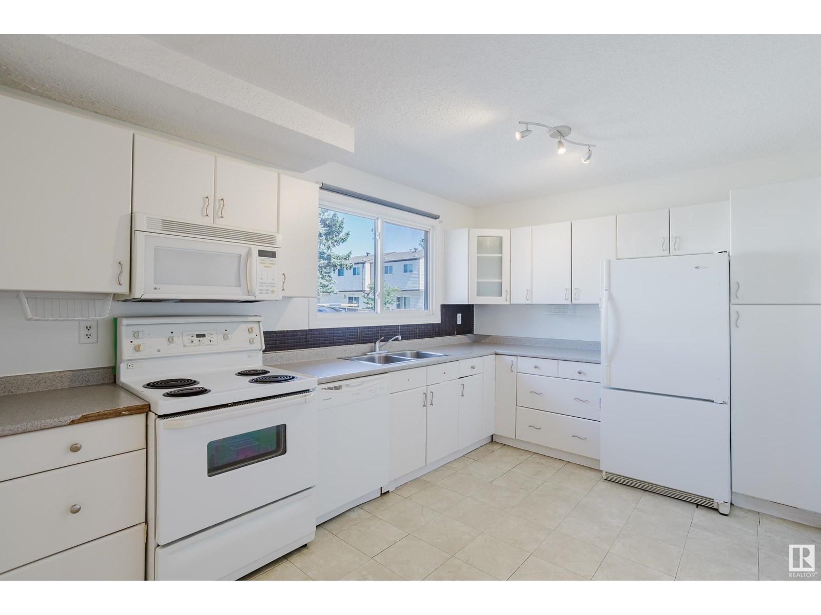 715 Clareview RD NW