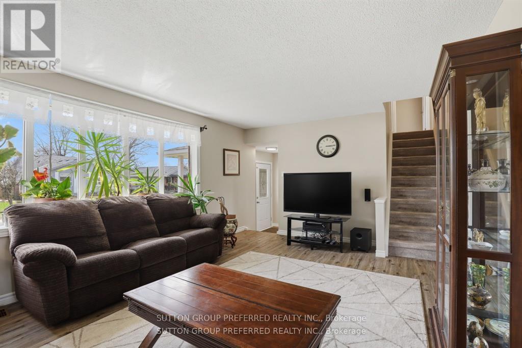 38 ALAYNE CRESCENT
