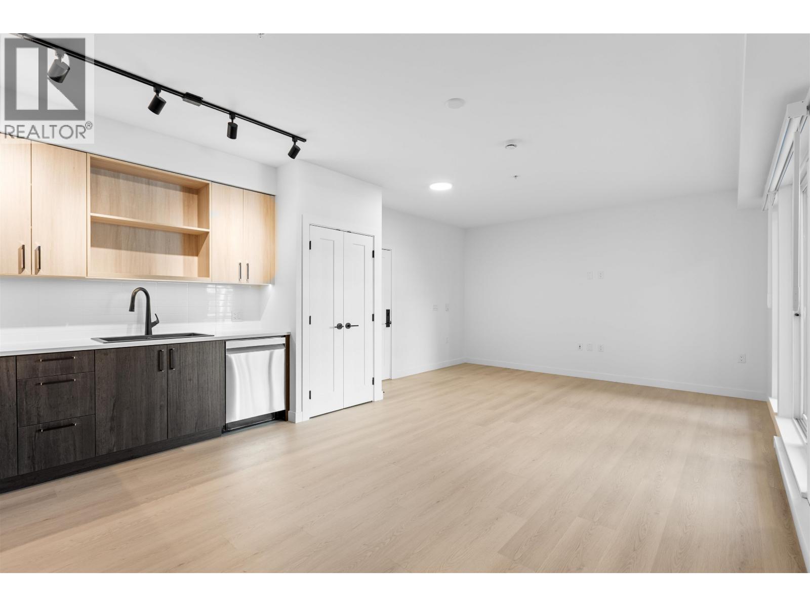 221 2002 ST. GEORGE STREET